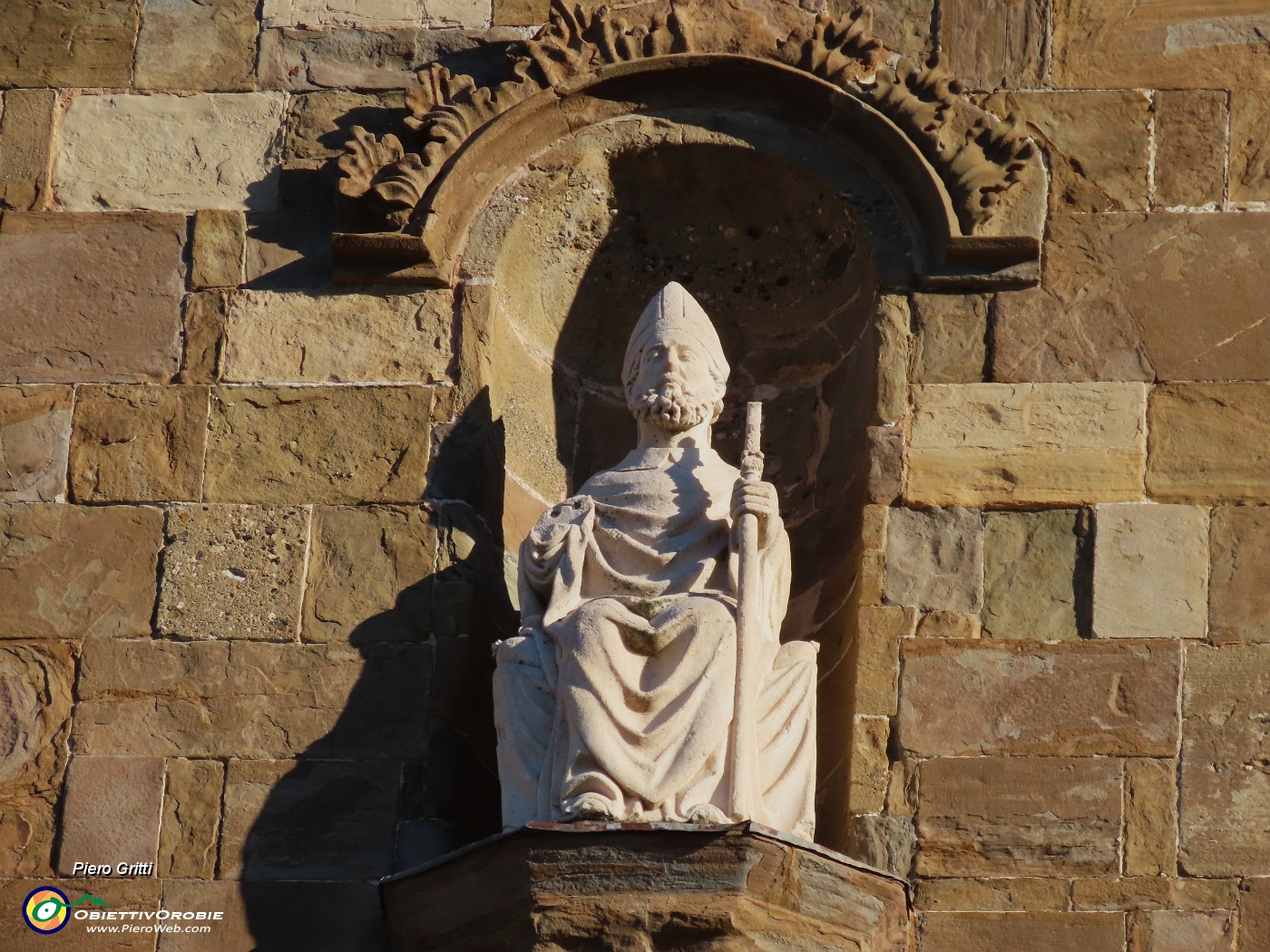 12 Sant'Agostino sulla facciata della Chiesa.JPG